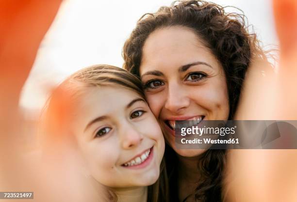 happy mother and daughter taking a selfie - happy face close up stockfoto's en -beelden