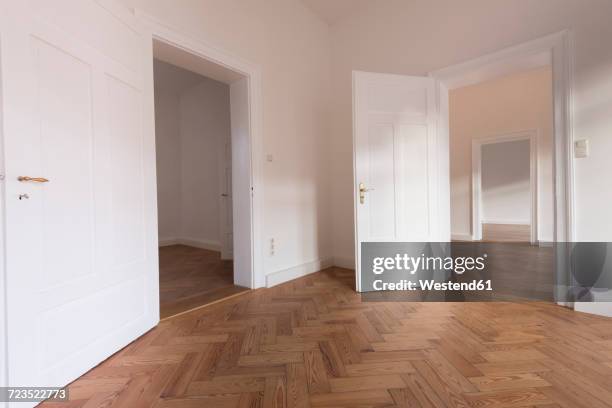spacious empty flat with herringbone parquet - perspetiva diminutiva imagens e fotografias de stock