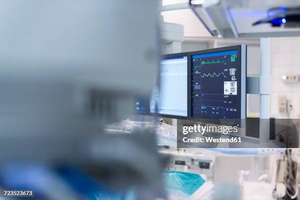 anaesthesia monitor in catheter lab - tecnología medica fotografías e imágenes de stock