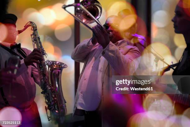 jazz band playing - jazz stockfoto's en -beelden