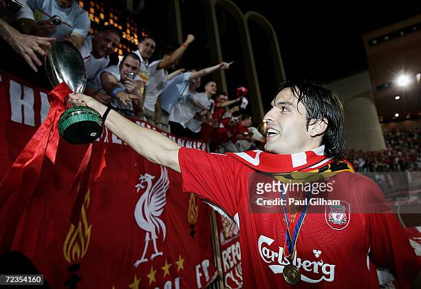 Fernando Morientes of Liverpool celebrates winning the UEFA Super Cup match between Liverpool and CSKA Moscow at the Stade Louis II on August 26,...