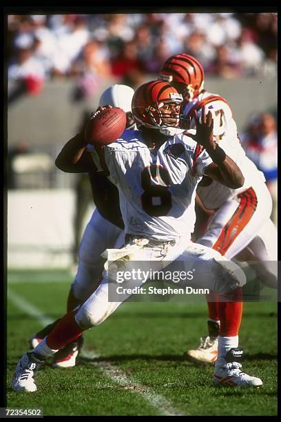 Quarterback Jeff Blake of the Cincinnati Bengals looks to pass the ball during a game against the Arizona Cardinals at Sun Devil Stadium in Tempe,...