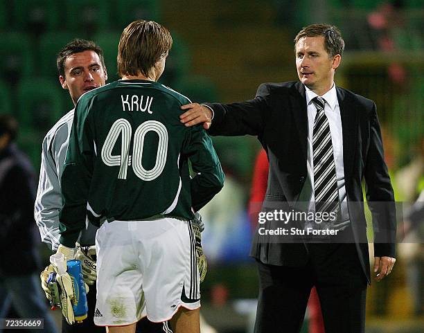 Newcastle manager Glenn Roeder congratulates keeper Tim Krul after the UEFA Cup Group H Match between Palermo and Newcastle United at the Renzo...