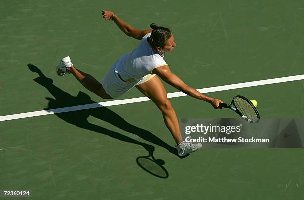 Antonella Serra Zanetti of Italy returns to Chanda Rubin during the US Open September 2, 2004 at the USTA National Tennis Center in Flushing Meadows...