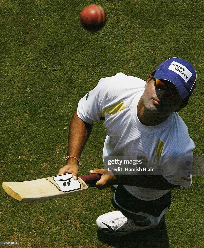 Dinesh Mongia of India warms up