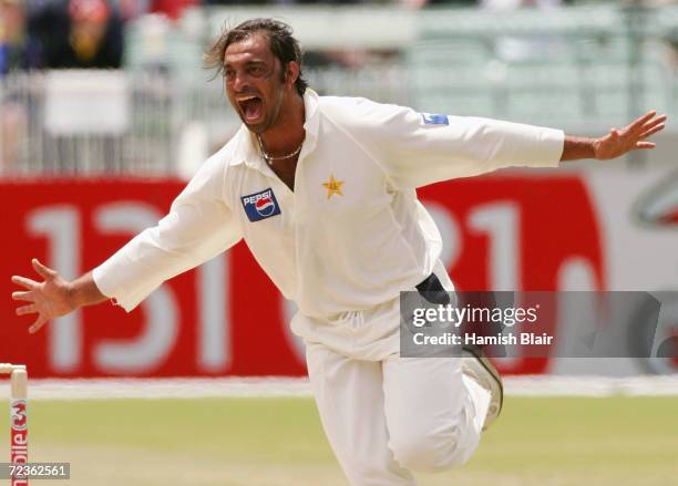 Shoaib Akhtar of Pakistan celebrates the wicket of Ricky Ponting of Australia during day two of the Second Test between Australia and Pakistan played...