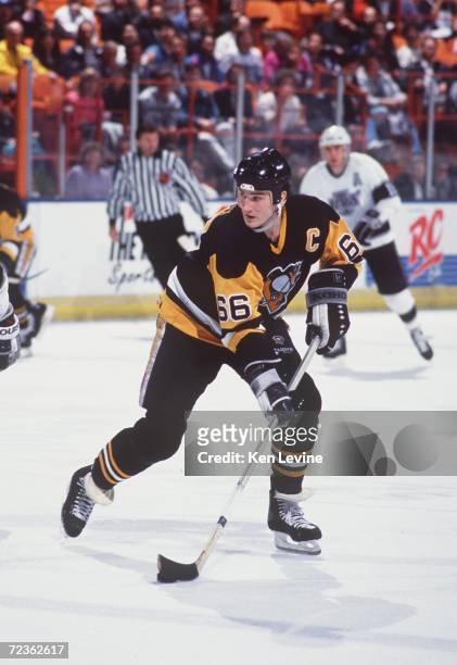 MARIO LEMIEUX OF PITTSBURGH CONTROLS THE PUCK DURING THE PENGUINS GAME VERSUS THE LOS ANGELES KINGS AT THE GREAT WESTERN FORUM IN INGLEWOOD,...