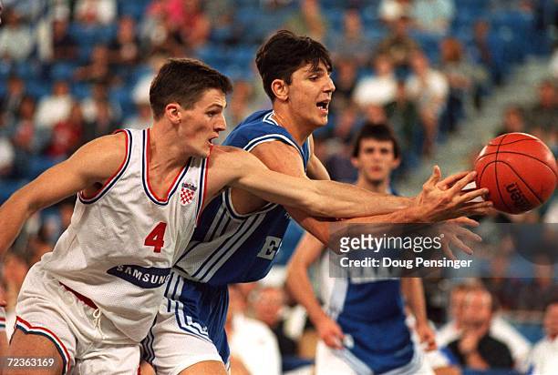 JOSIP VRANKOVIC 0F CROATIA REACHES OUT AGAINST EFTHIMIS RENTZIAS OF GREECE DURING THEIR WORLD CHAMPIONSHIP CLASH AT THE SKYDOME STADIUM IN TORONTO,...