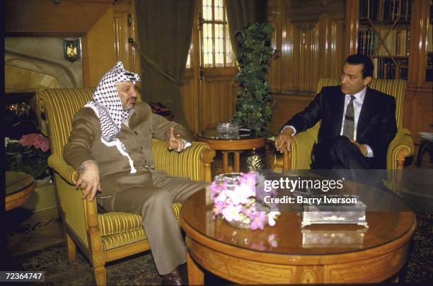 Egyptian President Husni Mubarak meeting with PLO chrmn Yasser Arafat.