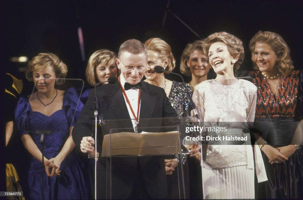 Philanthropist Ross Perot wearing Winston Churchill award