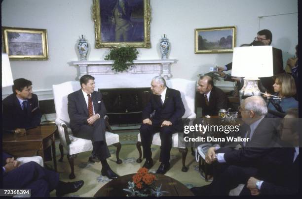 President Ronald Reagan meeting with Soviet politbureau member Vladimir Shcherbitsky as ambassador Dobrynin watches.