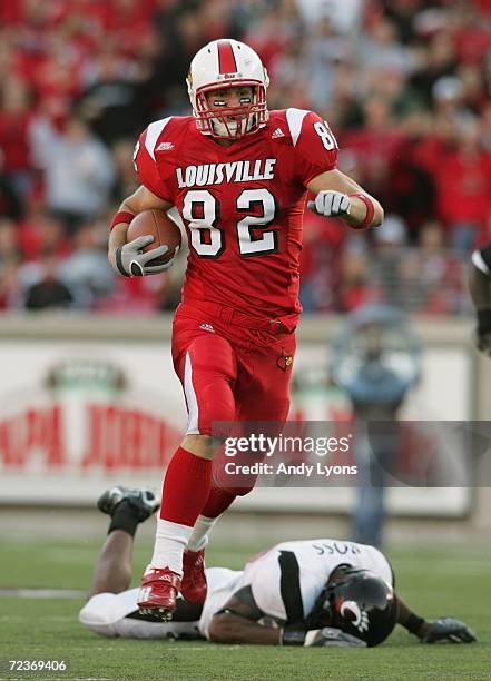 Tight end Gary Barnidge of the Louisville Cardinals runs after catching a pass during the game against the Cincinnati Bearcats on October 14, 2006 at...