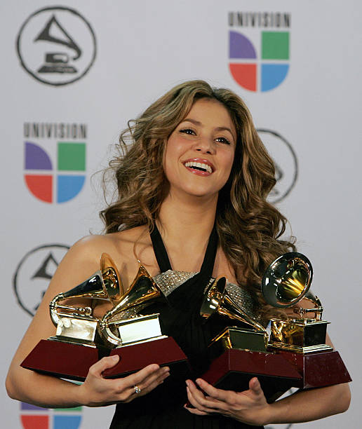 New York, UNITED STATES: Shakira holds her four Grammy Awards during the 7th Annual Latin Grammy Awards 02 November, 2006 at Madison Square Garden in...