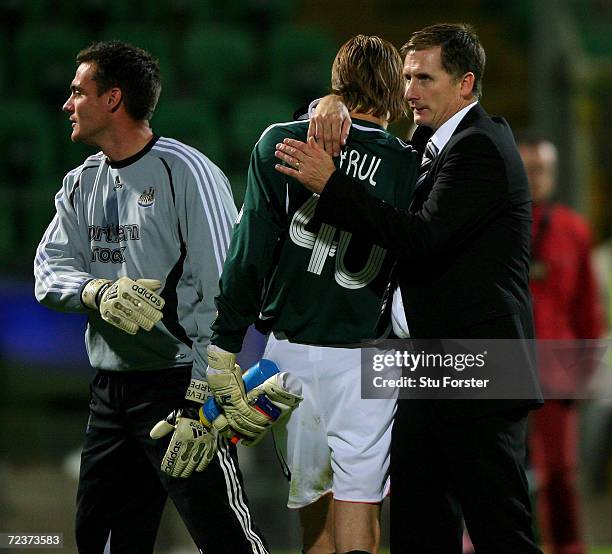 Glenn Roeder manager of Newcastle United and Steve Harper congratulate goalkeeper Tim Krul after the UEFA Cup Group Match between Palermo and...