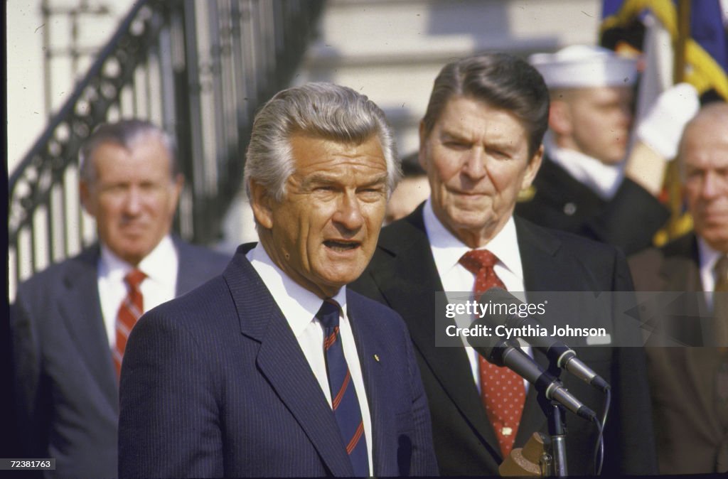 Australian PM Robert Hawke (L) w Pres Ronald Reagan at the