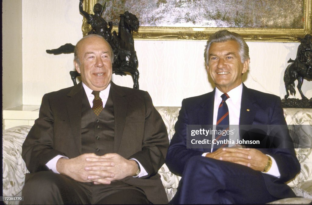 Australian PM Robert Hawke (R) meeting w US secy of State G
