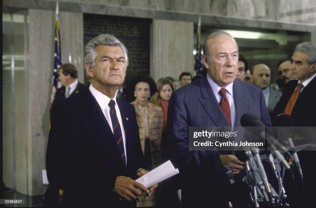 Australian PM Robert Hawke (L) w US Secy of State George Sh