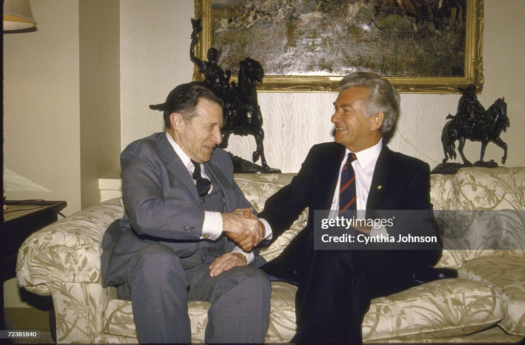 Australian PM Robert Hawke (L) w US Secy of Def Cap Weinbe