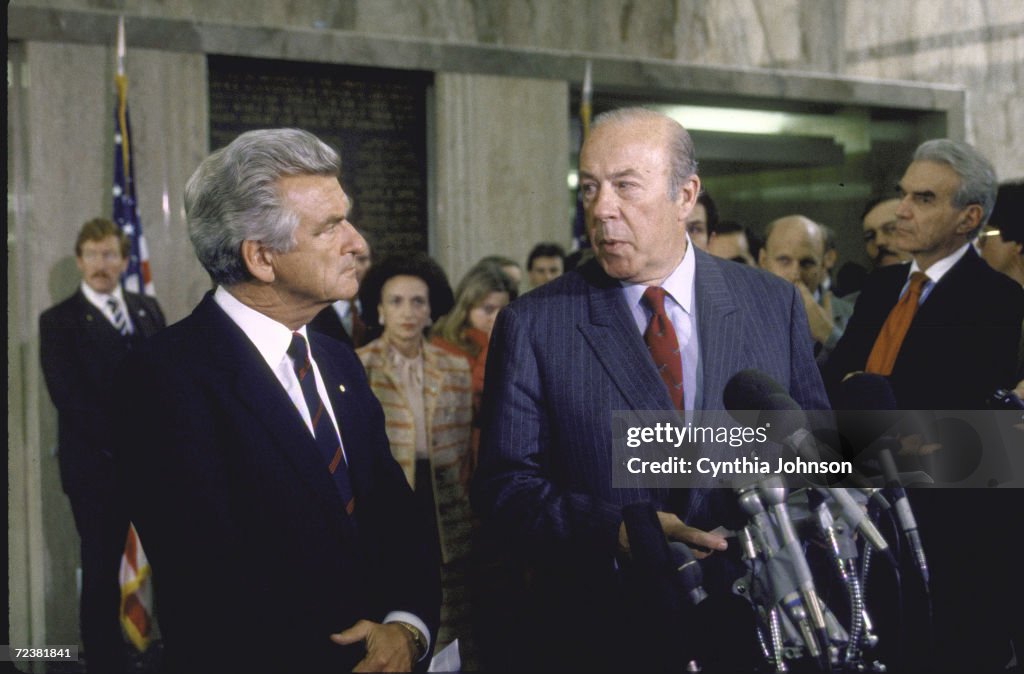 Australian PM Robert Hawke (L) w US Secy of State George Sh