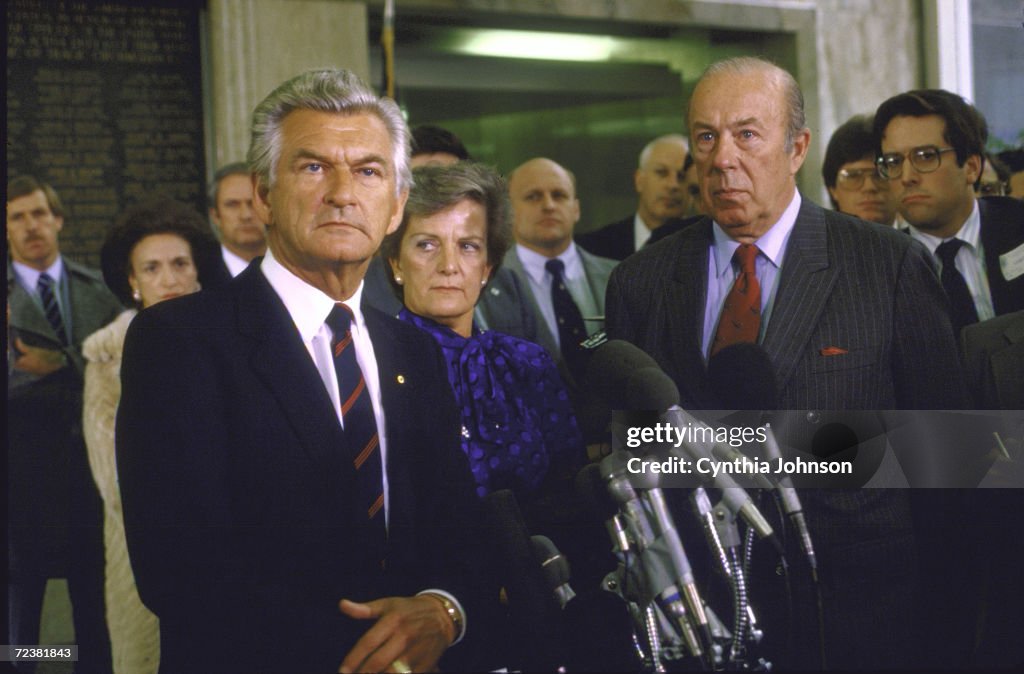 Australian PM Robert Hawke (L) w US Secy of State George Sh