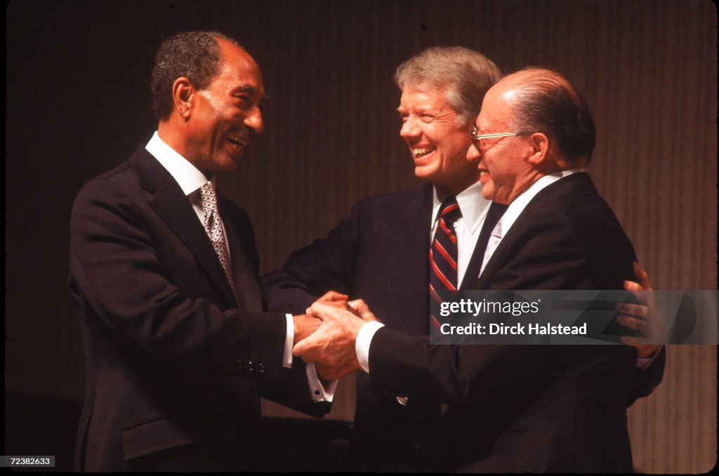 Pres Jimmy Carter (C) w Egyptian pres Anwar Sadat (L) and