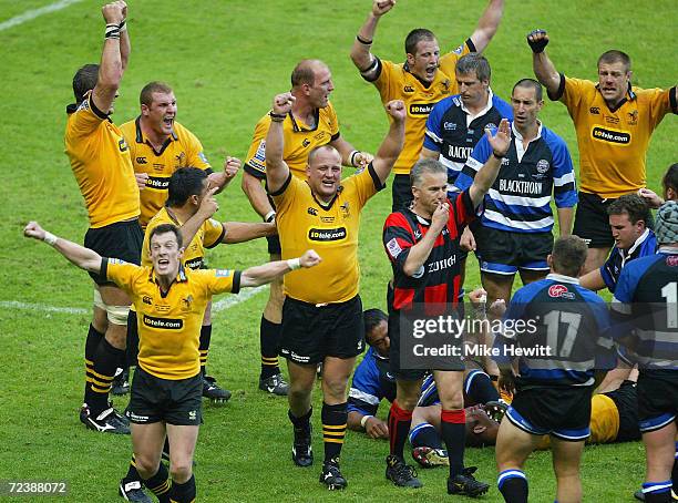 Wasps players celebrate victory as referee Chris White blows the final whistle the Zurich Premiership Final between London Wasps and Bath at...