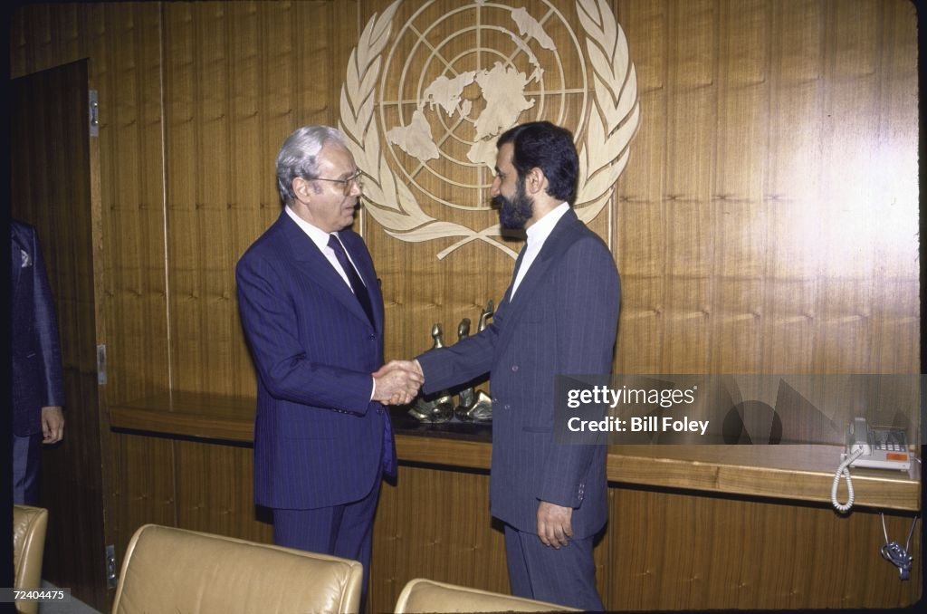 UN Secretary General Javier Perez de Cuellar (L) shaking