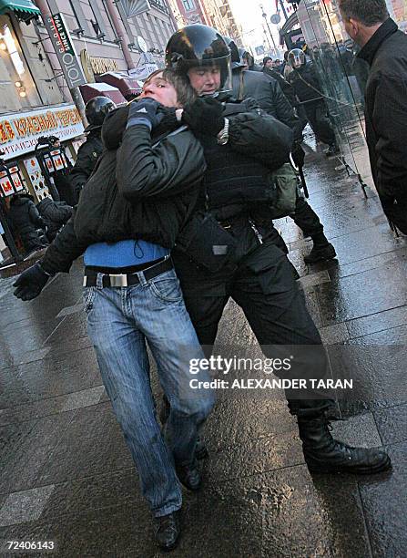 St Petersburg, RUSSIAN FEDERATION: Russian policeman arrests a nationalist protestor during a rally marking National Unity Day in St. Petersburg, 04...
