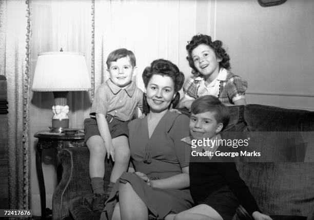 madre con tre bambini (4-5 6-7, 8-9) in posa - 1950 foto e immagini stock