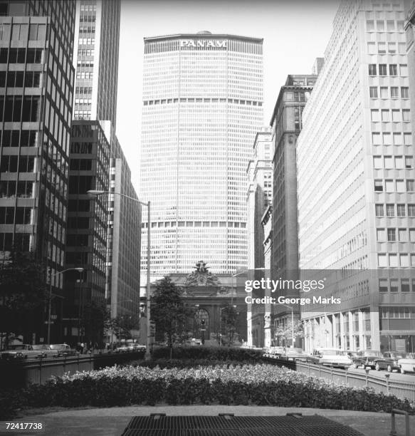 office buildings in american city, (b&w) - metlife building fotografías e imágenes de stock