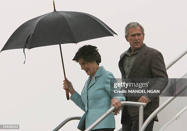 Pensacola, UNITED STATES: US President George W. Bush and First Lady Laura Bush step off Air Force One upon arrival at Naval Air Station Pensacola 06...