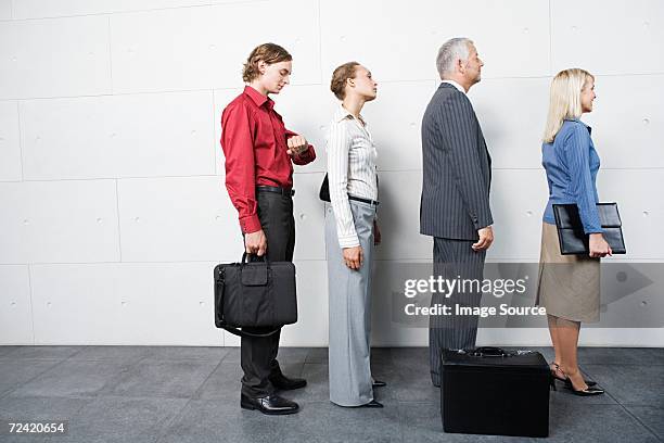 people waiting in a queue - ongeduldig stockfoto's en -beelden