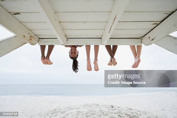 girl upside down - foot 個照片及圖片檔