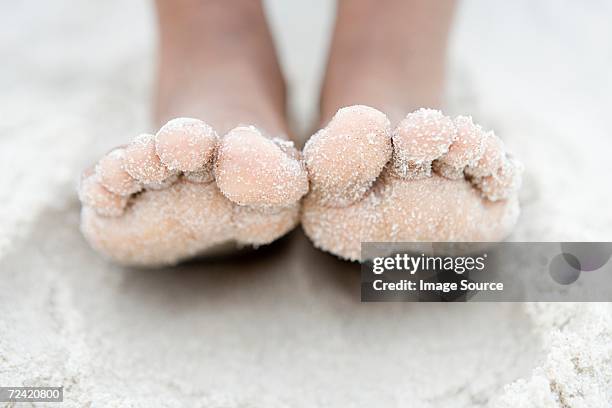 nahaufnahme der füße - man barefoot stock-fotos und bilder
