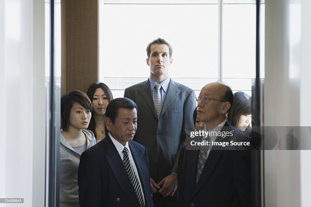 Personnes dans un ascenseur