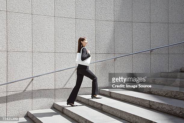 歩いてすぐのビジネスウーマン - 階段　のぼる ストックフォトと画像