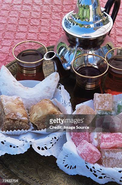 baklava turkish delight kaab el ghzal and mint tea - doilie stock-fotos und bilder