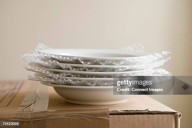 bowls ready for packing - luftpolsterfolie stock-fotos und bilder