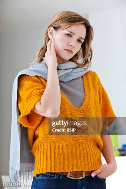 ear pain in a woman - inflamação imagens e fotografias de stock