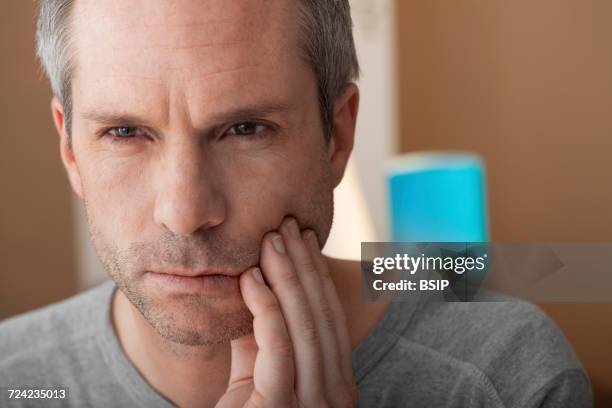 man with toothache - bruxism stockfoto's en -beelden