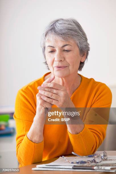 elderly pers. with painful hand - osteoarthritis stock pictures, royalty-free photos & images