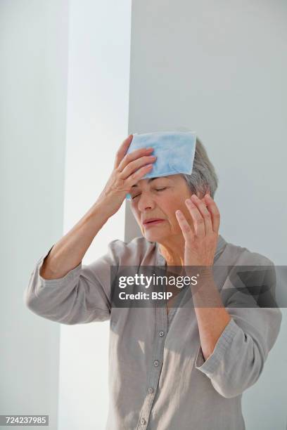 cold therapy elderly person - compresse stock-fotos und bilder