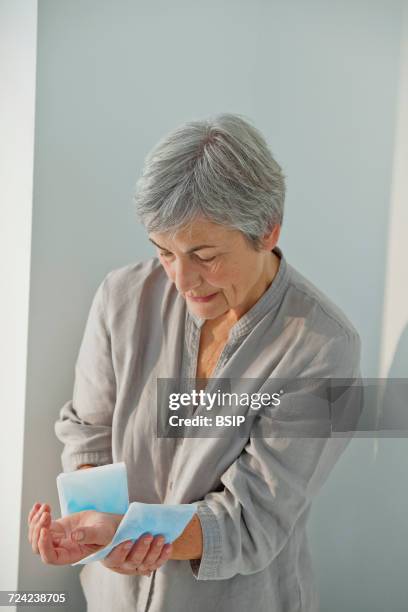 hot therapy elderly person - ijszak stockfoto's en -beelden