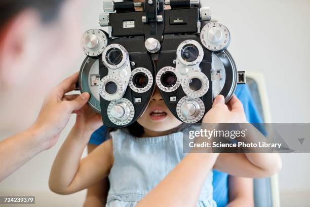 girl having her eyes tested - sehtest stock-fotos und bilder