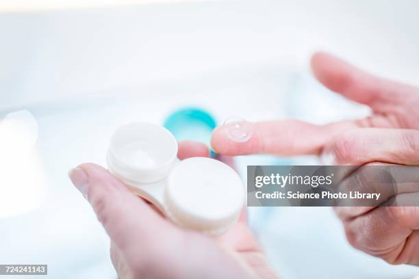 contact lens on finger - lenti a contatto foto e immagini stock