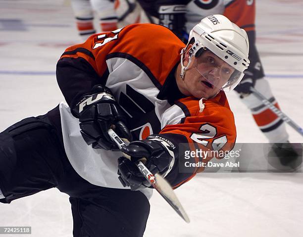Sami Kapanen of the Philadelphia Flyers warms up before the NHL game at Air Canada Centre November 6, 2006 in Toronto, Ontario, Canada.