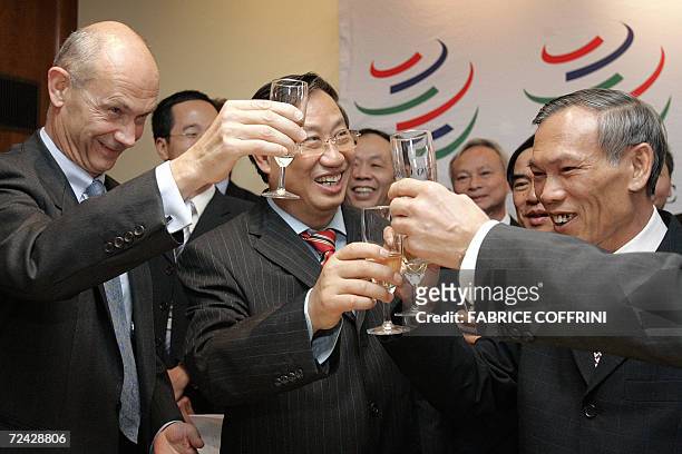 World Trade Organisation general-director Pascal Lamy makes a toast with Vietnam's deputy Prime Minister and Foreign Minister Pham Gia Khiem and...