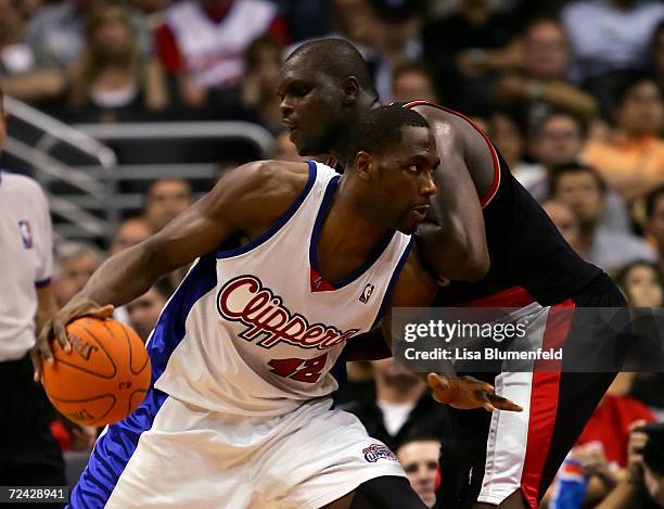 Elton Brand of the Los Angeles Clippers drives to the basket against Zach Randolph of the Portland Trail Blazers on November 6, 2006 at Staples...