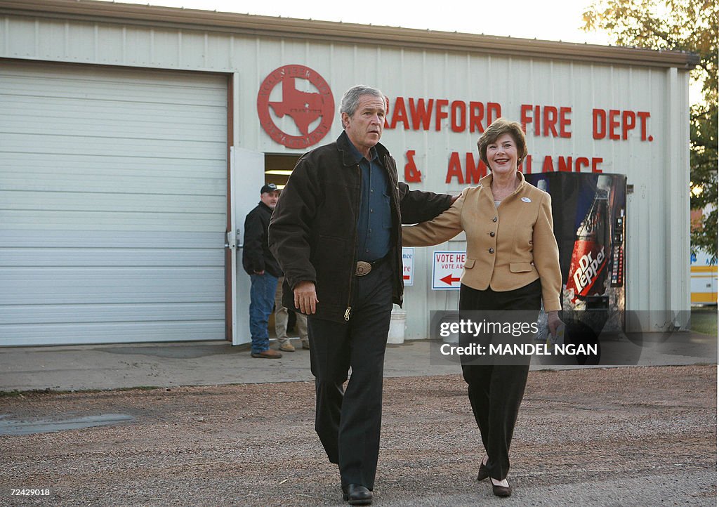 US President George W. Bush(L) and First