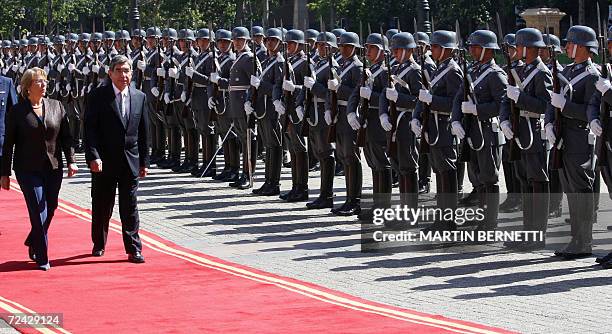 La presidenta de Chile Michelle Bachelet y el presidente de Costa Rica, Oscar Arias, pasan revista a las tropas en la entrada del Palacio de La...